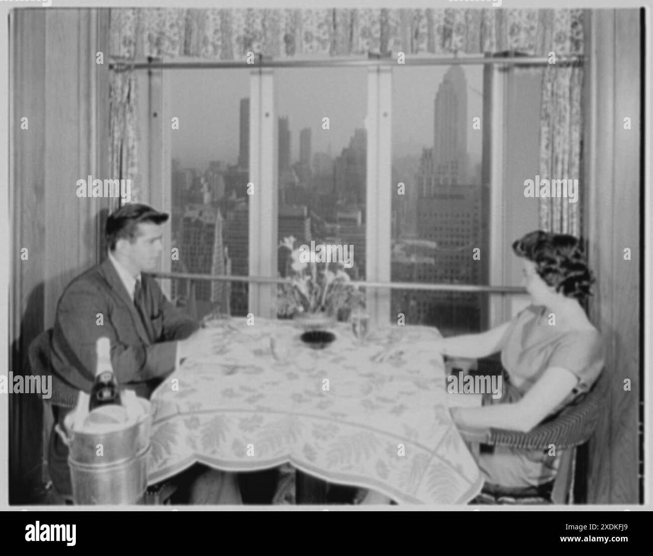 Stouffer's Restaurant, 666 5th Ave., New York. Fenstertisch mit Figuren. Gottscho-Schleisner Kollektion Stockfoto