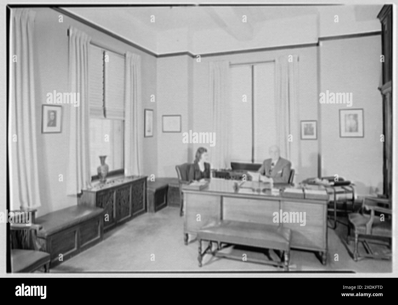 Sperry & Hutchinson Co., 114 5th Ave., New York City. Mr. Peters mit Sekretärin. Gottscho-Schleisner Kollektion Stockfoto