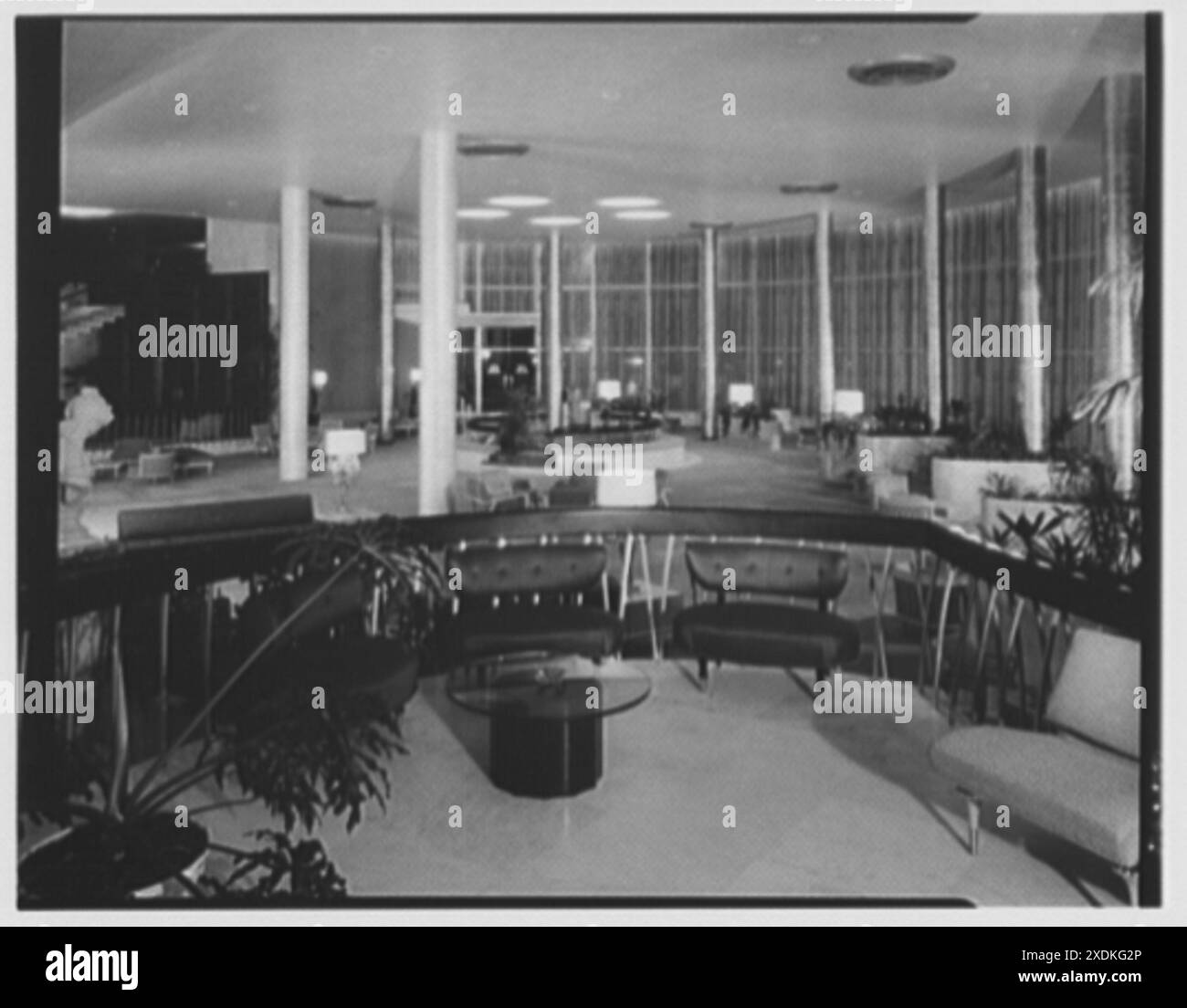 Fontainebleau Hotel, Miami Beach, Florida. Gartenlobby. Gottscho-Schleisner Kollektion Stockfoto