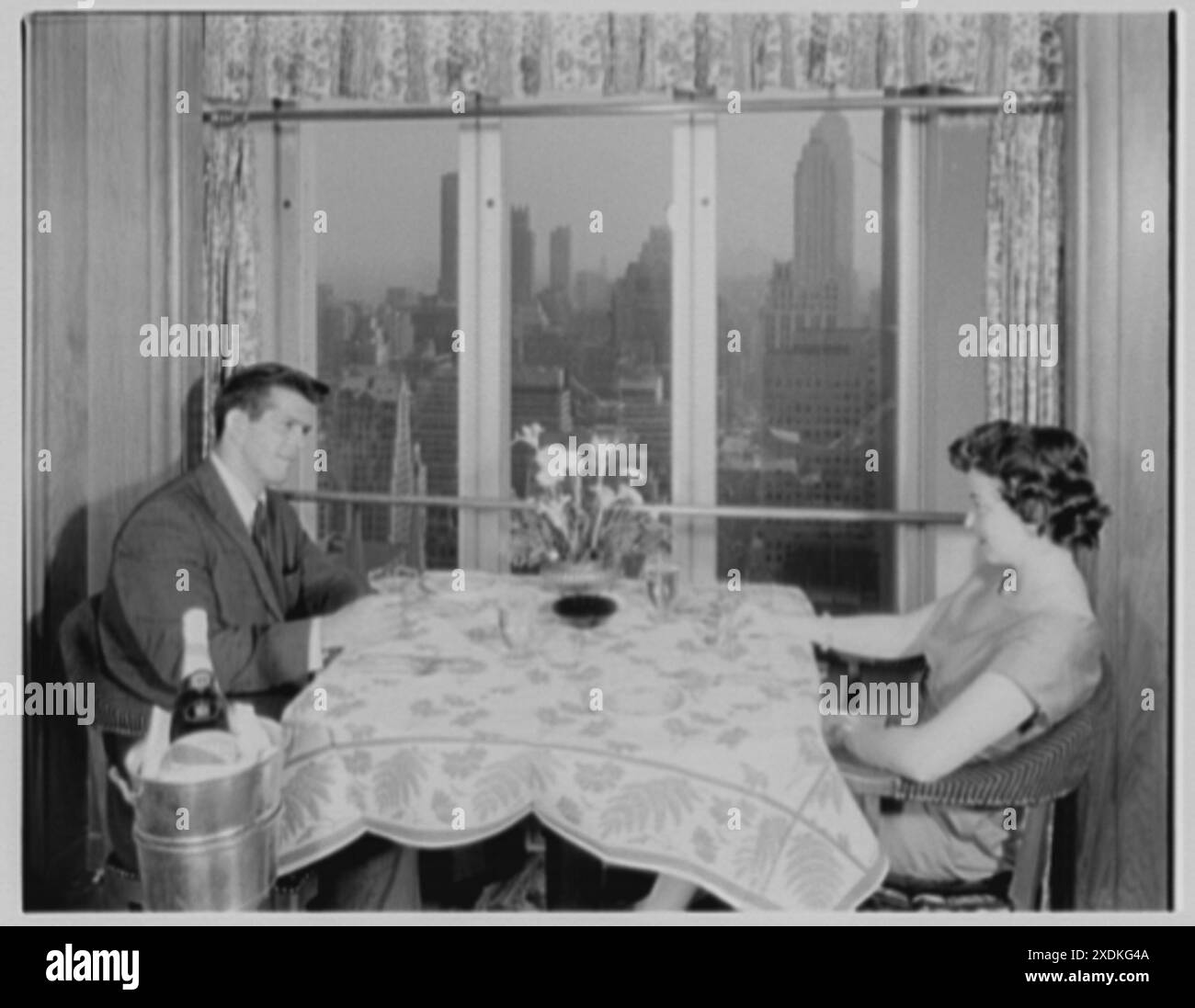 Stouffer's Restaurant, 666 5th Ave., New York. Fenstertisch mit Figuren. Gottscho-Schleisner Kollektion Stockfoto