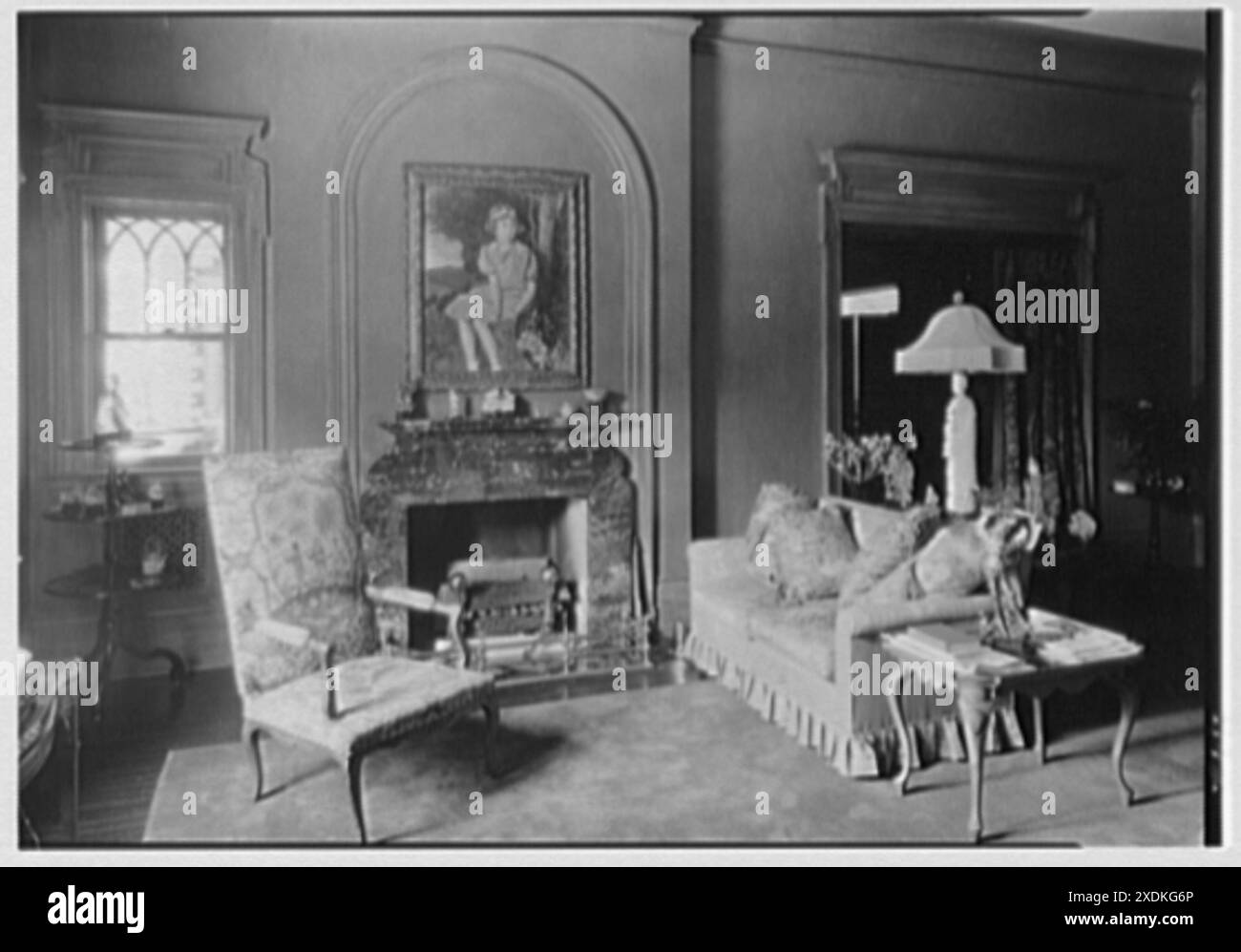 George St. George, Wohnsitz im Tuxedo Park, New York. Kamin und Porträt. Gottscho-Schleisner Kollektion Stockfoto