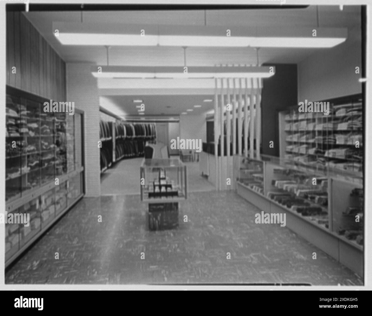 A. & H. Budd's, Geschäft auf der Lincoln Rd., Miami Beach, Florida. Von vorne bis hinten im Shop. Gottscho-Schleisner Kollektion Stockfoto