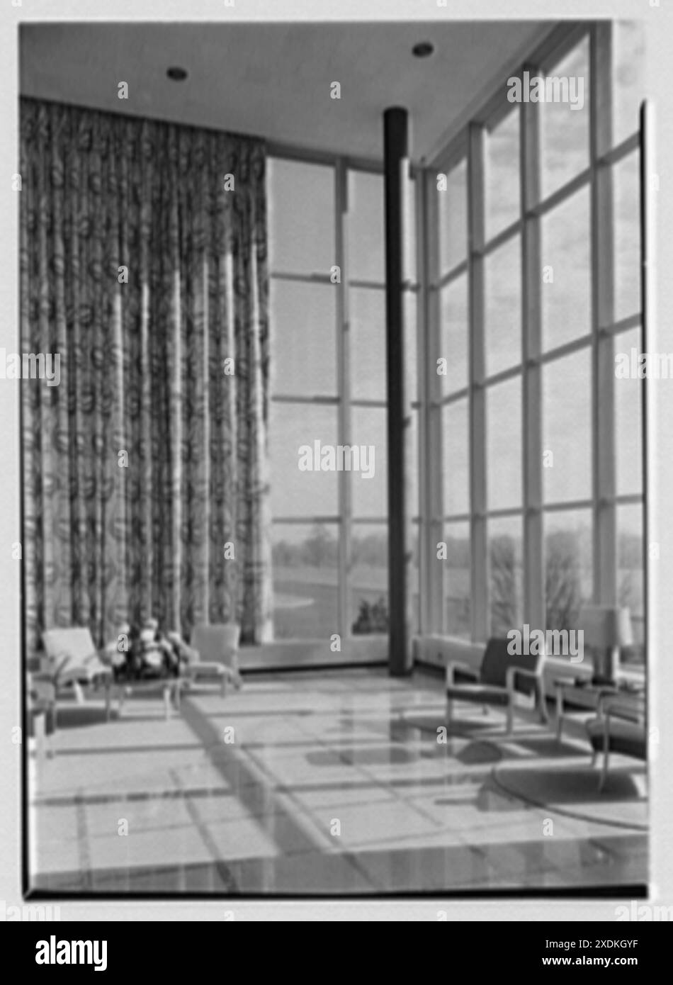 Johnson & Johnson, Metuchen, New Jersey. Foyer, 9:45 Uhr, im Sonnenlicht. Gottscho-Schleisner Kollektion Stockfoto