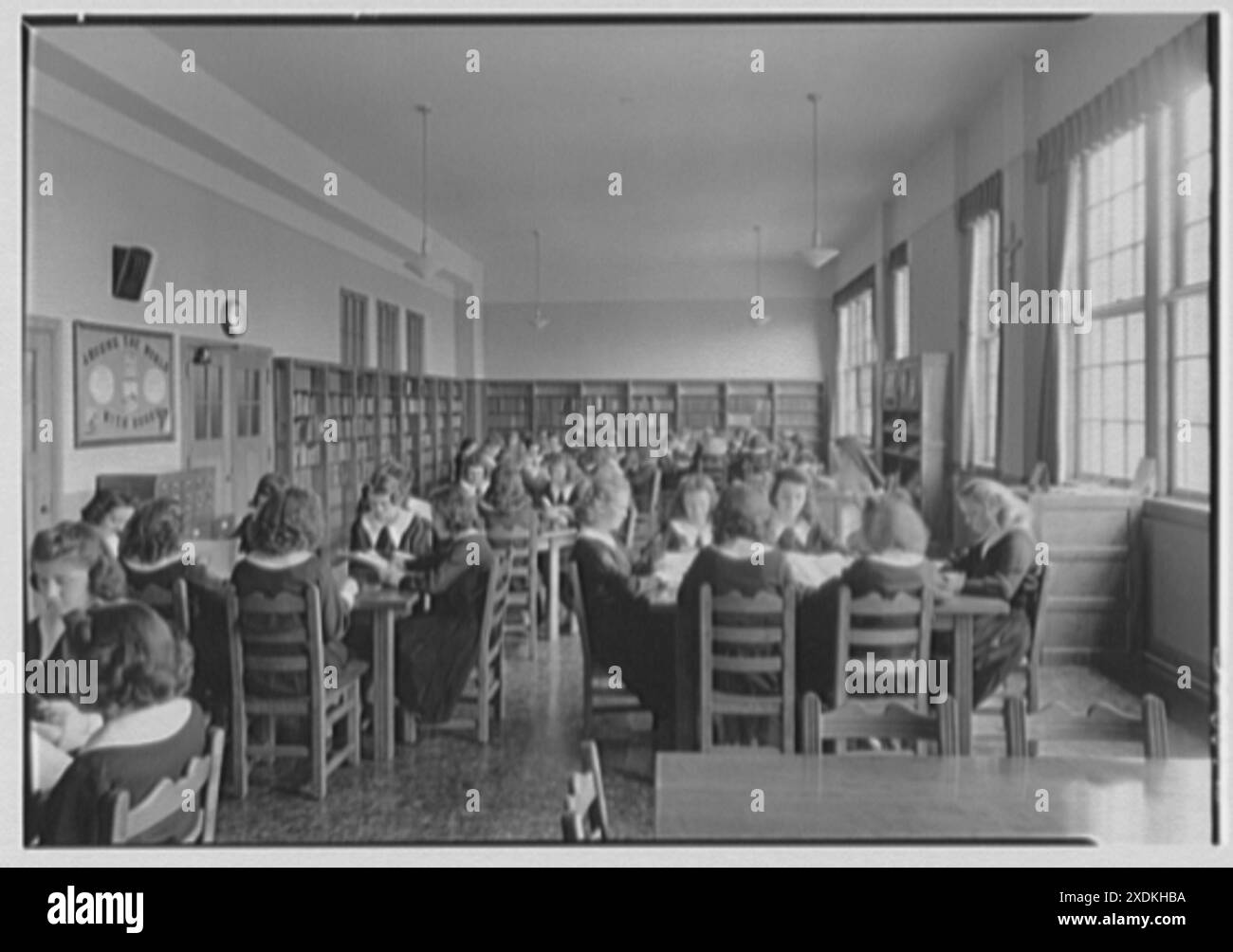 Aquinas High School, E. 182nd St. und Belmont Ave., Bronx. Bibliothek. Gottscho-Schleisner Kollektion Stockfoto