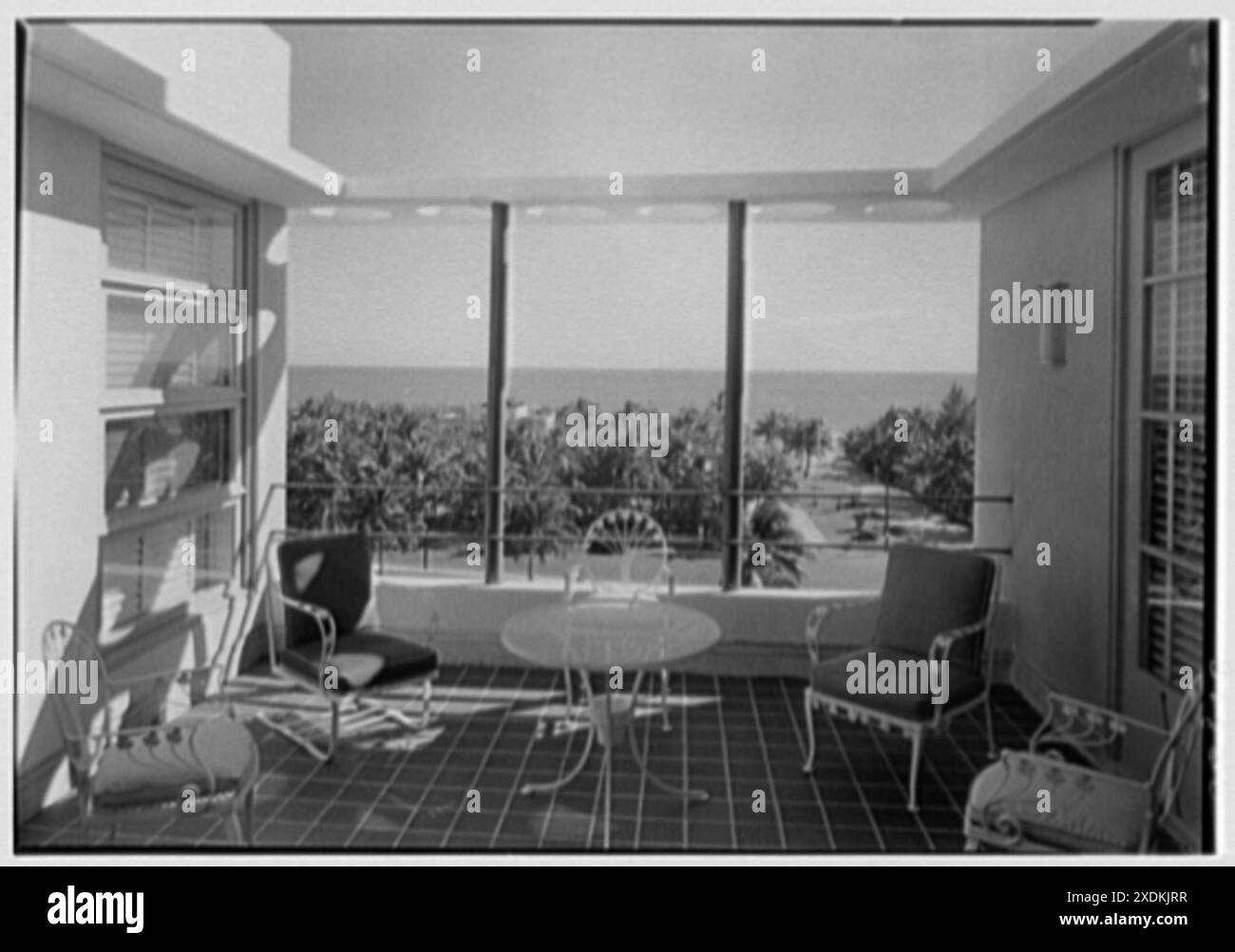 Albion Hotel, Lincoln Rd., Miami Beach, Florida. Penthouse-Terrasse. Gottscho-Schleisner Kollektion Stockfoto