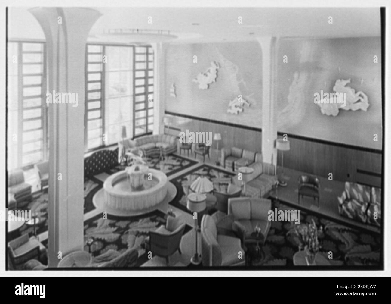 Albion Hotel, Lincoln Rd., Miami Beach, Florida. Lobby, unten vom Zwischengeschoss II. Gottscho-Schleisner Collection Stockfoto