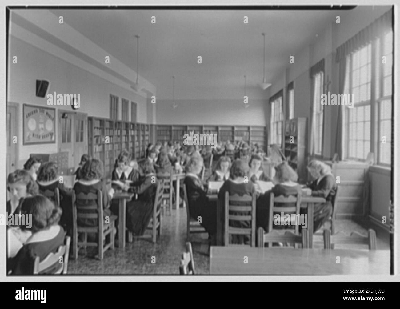 Aquinas High School, E. 182nd St. und Belmont Ave., Bronx. Bibliothek. Gottscho-Schleisner Kollektion Stockfoto