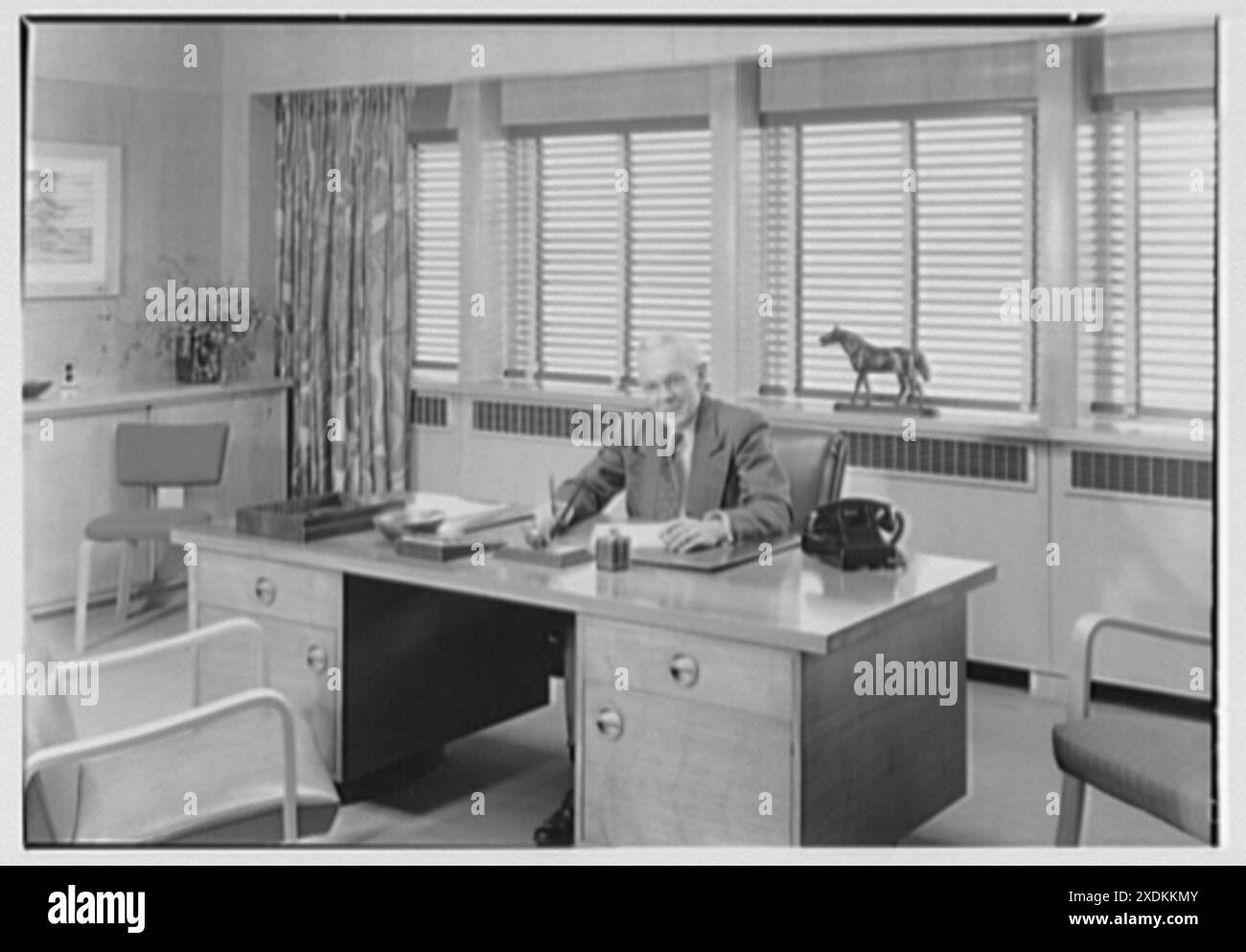 Johnson & Johnson, Metuchen, New Jersey. Mr. Leger, am Schreibtisch. Gottscho-Schleisner Kollektion Stockfoto