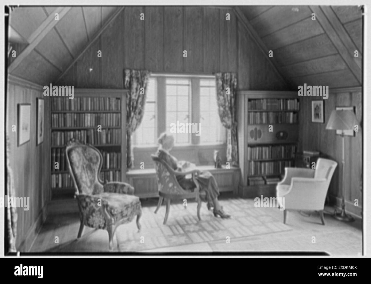 Louis Wilputte, Wohnsitz in der Stratton Rd., New Rochelle, New York. Frau Johnson (Schwiegermutter) im Wohnzimmer. Gottscho-Schleisner Kollektion Stockfoto