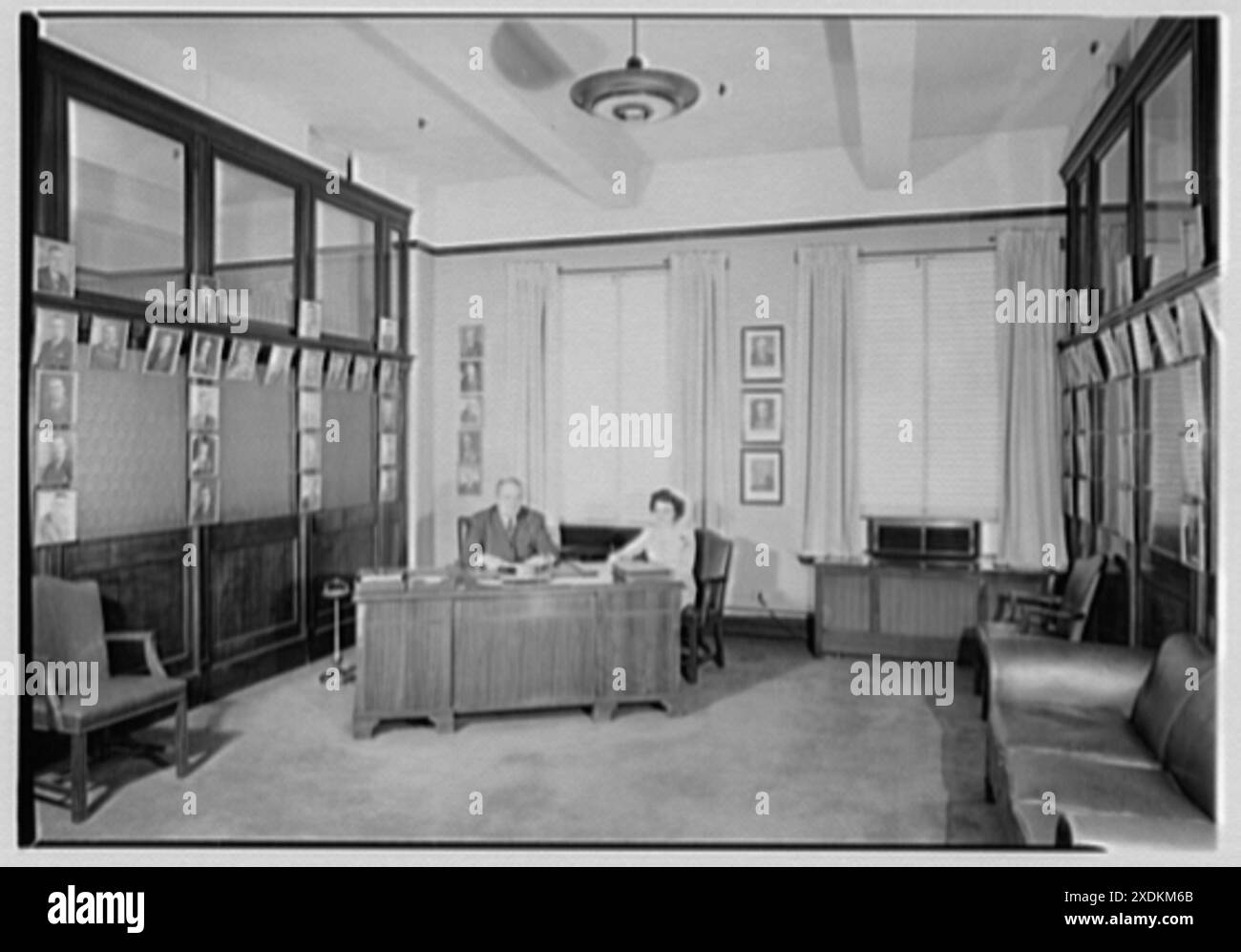 Sperry & Hutchinson Co., 114 5th Ave., New York City. Mr. Schirer mit Sekretärin. Gottscho-Schleisner Kollektion Stockfoto