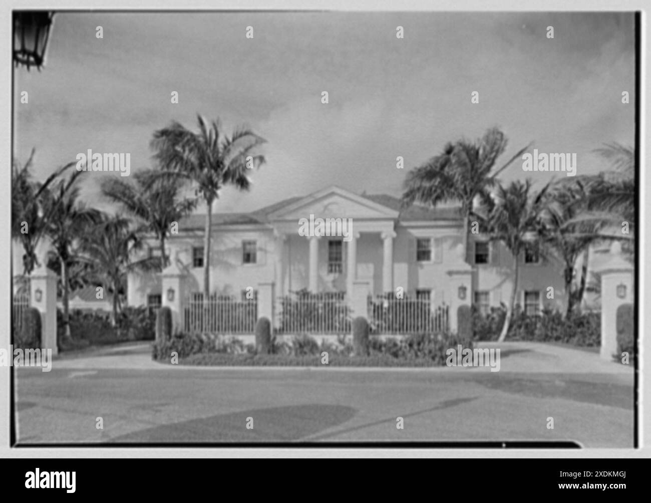 Mrs. Francis A. Shaughnessy, Residenz am Ocean Blvd., Palm Beach, Florida. Eingangsfassade durch Zaun. Gottscho-Schleisner Kollektion Stockfoto