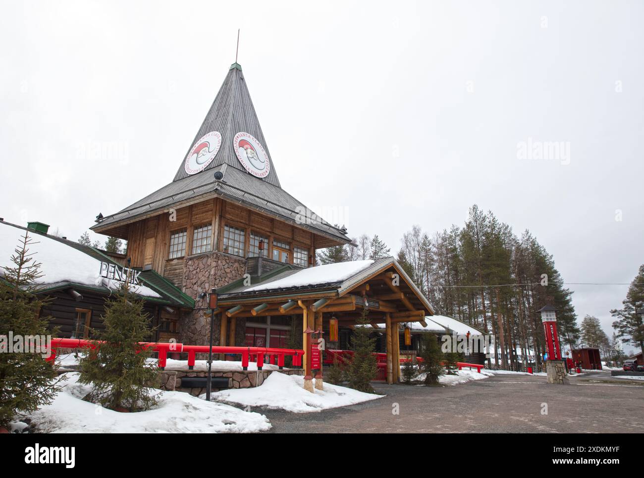 Rovaniemi, Finnland am 28. april 2024: Santa Claus Village mit dem Polarkreis, die „offizielle“ Residenz des Santa Claus Stockfoto