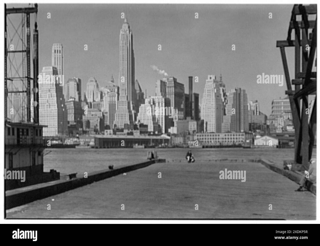 Blick auf New York City. Finanzviertel, vom Fuße des Fulton St. East River, gerahmter Blick. Gottscho-Schleisner Kollektion Stockfoto