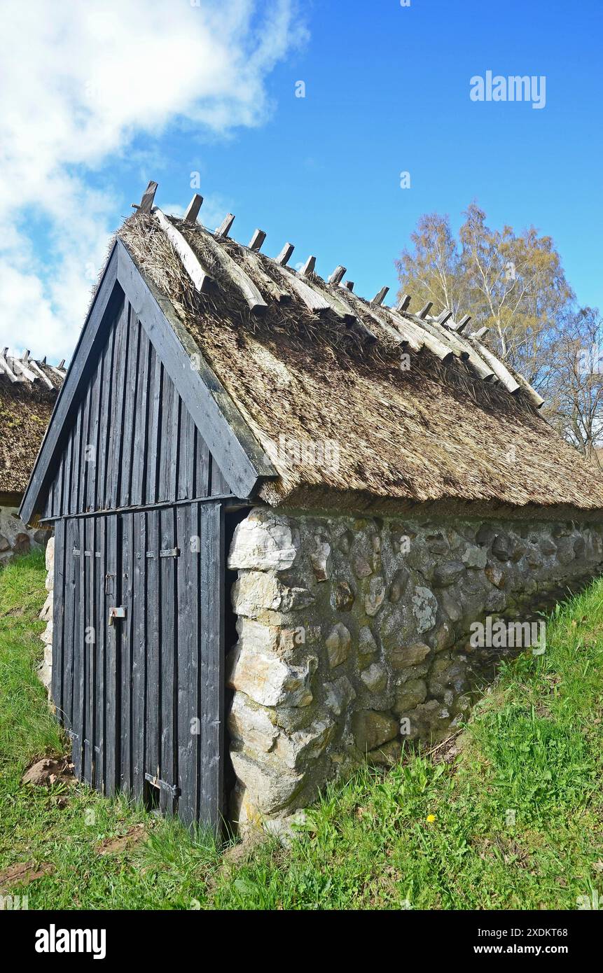 Alte strohgedeckte Fischerhütte in Knaebaeckshusen, einem kleinen Fischerdorf in der Nähe von Roerum, Gemeinde Simrishamn, Skane County, Schweden, Skandinavien Stockfoto