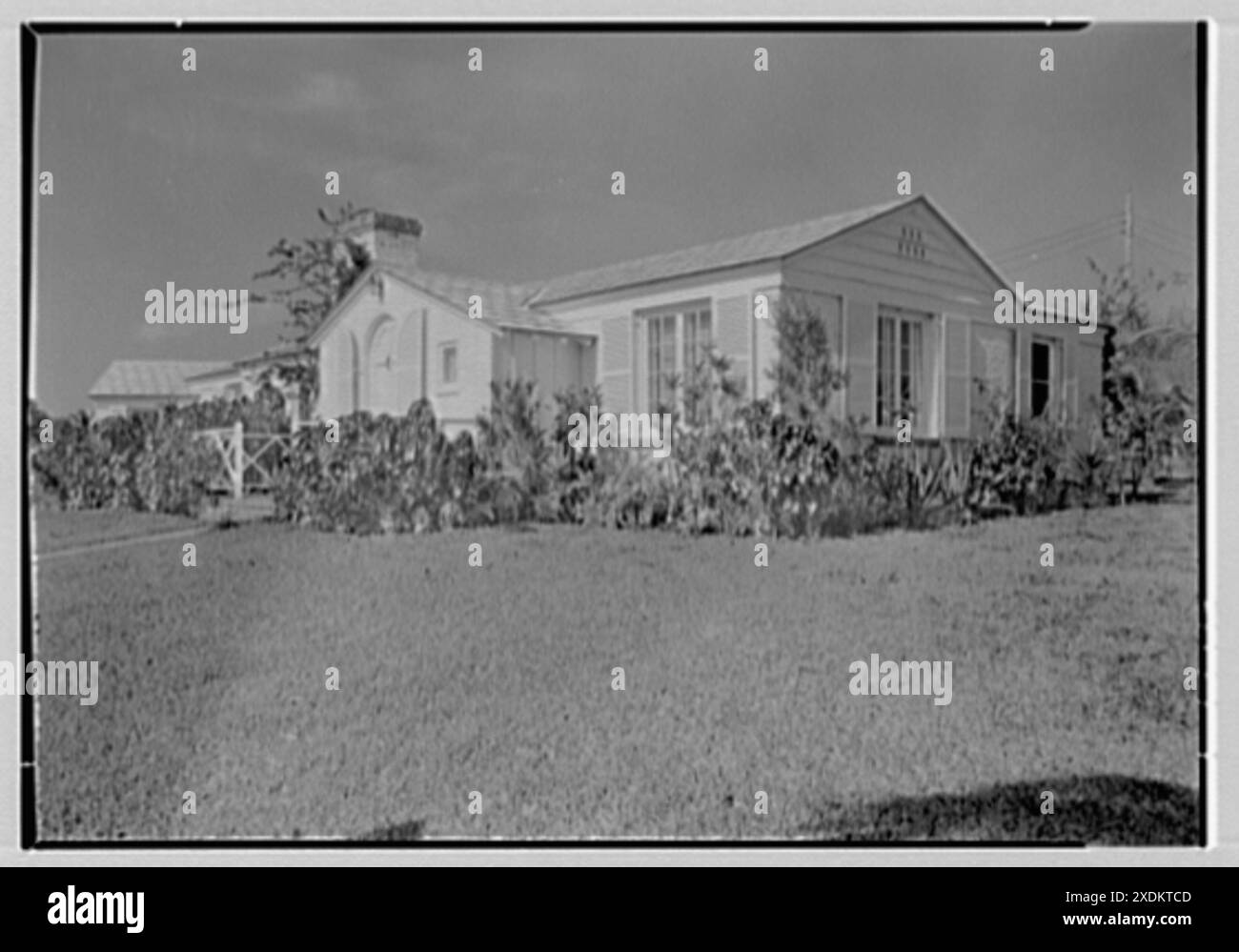George Moore, Residence at 36th & W. View, West Palm Beach, Florida. Außen II. Sammlung Gottscho-Schleisner Stockfoto George Moore, Residence at 36th & W. View, West Palm Beach, Florida. Außen II. Sammlung Gottscho-Schleisner Stockfoto