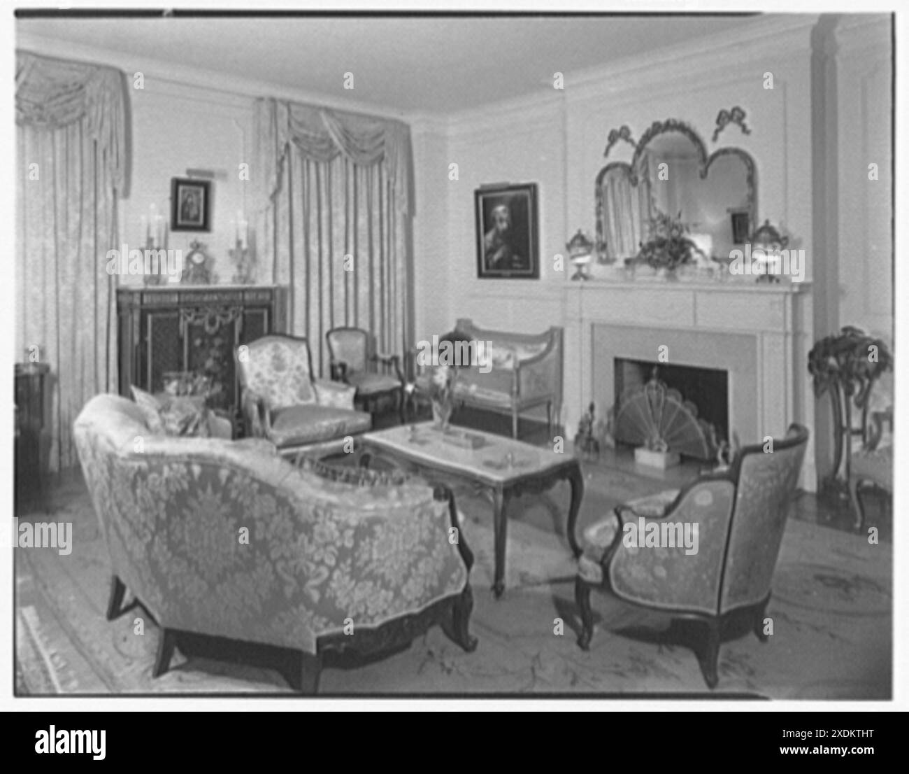 Mr. Und Mrs. Ralph von Kohorn, Wohnsitz in 1000 Park Ave., New York City. Allgemeiner Blick auf das Wohnzimmer. Gottscho-Schleisner Kollektion Stockfoto