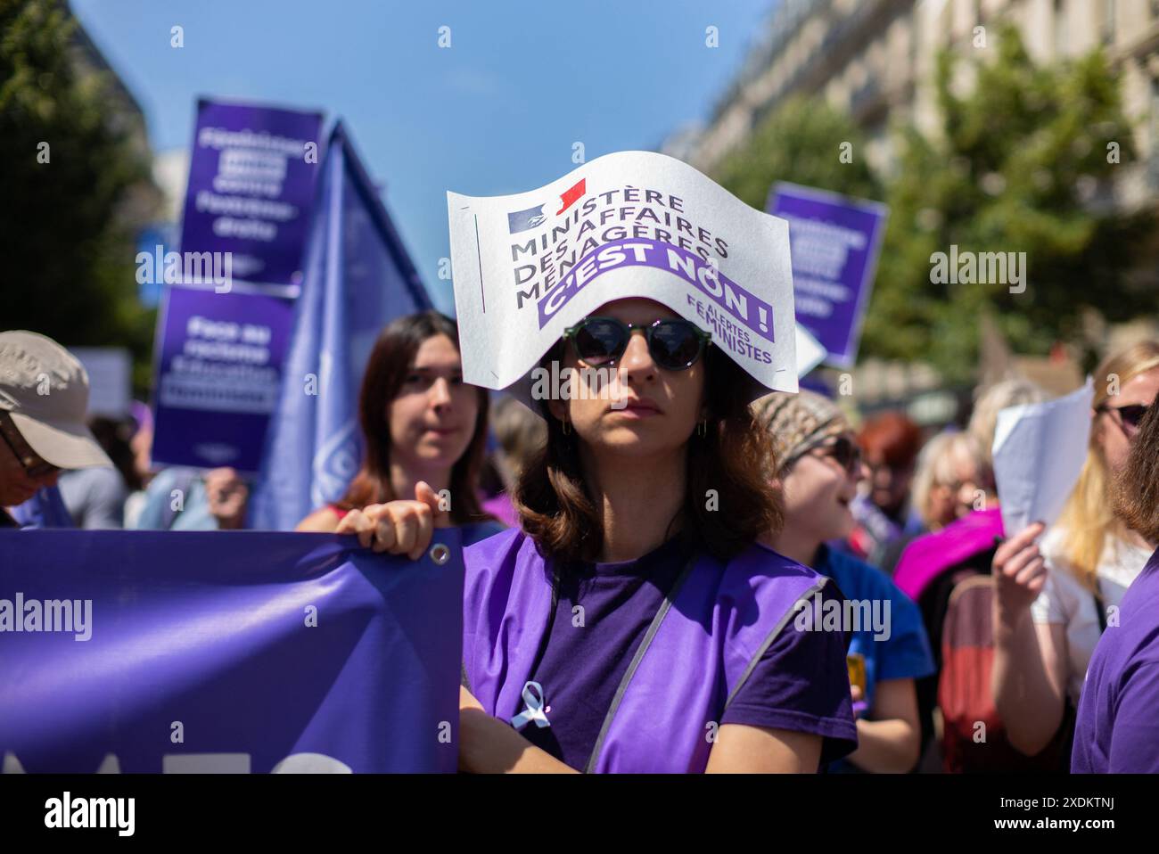 Paris, Frankreich. Juni 2024. Demonstrationen und Aufrufe zur Blockierung der extremen Rechten. Nach der unverantwortlichen Auflösung der Nationalversammlung ist die Möglichkeit, dass die extreme Rechte an die Macht kommt, jetzt sehr real. Ihre vorrangige Obsession besteht darin, die Rechte und Freiheiten eines großen Teils der Bevölkerung zu untergraben: Frauen, rassisierte, behinderte Menschen, Trans- und LGBTQIA-Menschen, Migranten, Mädchen und Kinder in Paris Frankreich am 23. Juni 2024. Foto: Pierrick Villette/ABACAPRESS. COM Credit: Abaca Press/Alamy Live News Stockfoto