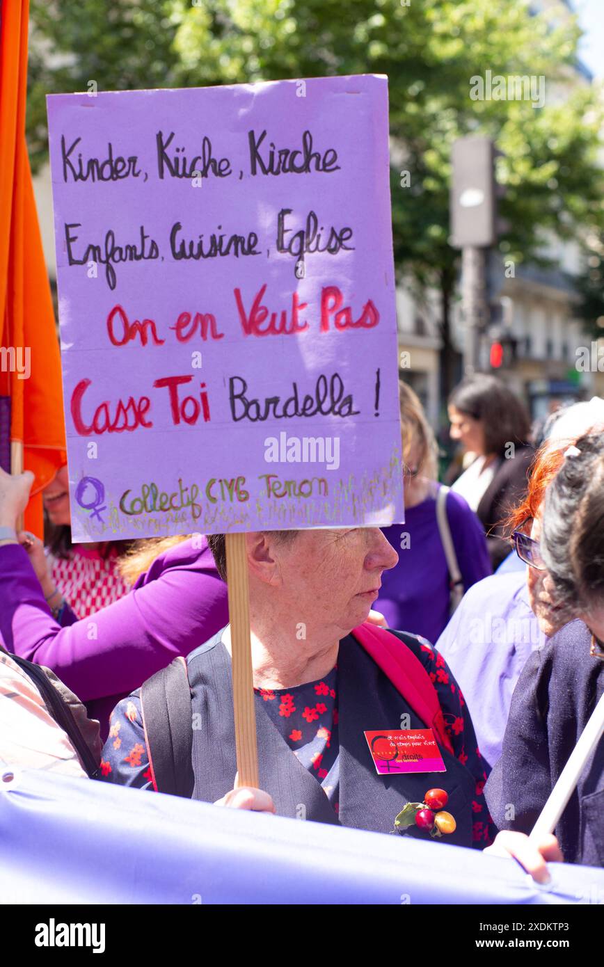 Paris, Frankreich. Juni 2024. Demonstrationen und Aufrufe zur Blockierung der extremen Rechten. Nach der unverantwortlichen Auflösung der Nationalversammlung ist die Möglichkeit, dass die extreme Rechte an die Macht kommt, jetzt sehr real. Ihre vorrangige Obsession besteht darin, die Rechte und Freiheiten eines großen Teils der Bevölkerung zu untergraben: Frauen, rassisierte, behinderte Menschen, Trans- und LGBTQIA-Menschen, Migranten, Mädchen und Kinder in Paris Frankreich am 23. Juni 2024. Foto: Pierrick Villette/ABACAPRESS. COM Credit: Abaca Press/Alamy Live News Stockfoto