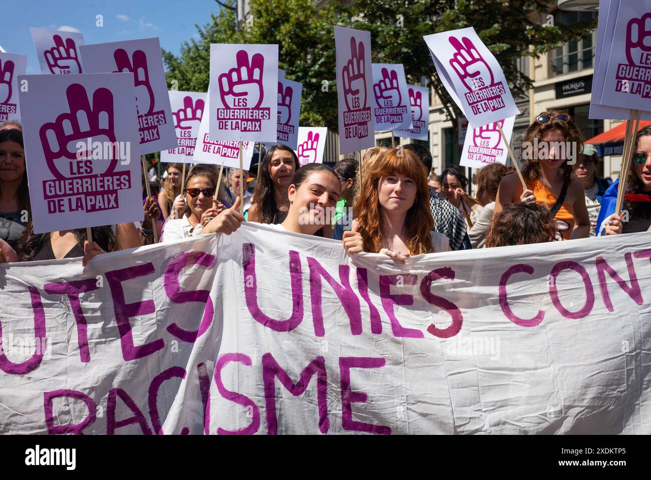 Paris, Frankreich. Juni 2024. Demonstrationen und Aufrufe zur Blockierung der extremen Rechten. Nach der unverantwortlichen Auflösung der Nationalversammlung ist die Möglichkeit, dass die extreme Rechte an die Macht kommt, jetzt sehr real. Ihre vorrangige Obsession besteht darin, die Rechte und Freiheiten eines großen Teils der Bevölkerung zu untergraben: Frauen, rassisierte, behinderte Menschen, Trans- und LGBTQIA-Menschen, Migranten, Mädchen und Kinder in Paris Frankreich am 23. Juni 2024. Foto: Pierrick Villette/ABACAPRESS. COM Credit: Abaca Press/Alamy Live News Stockfoto