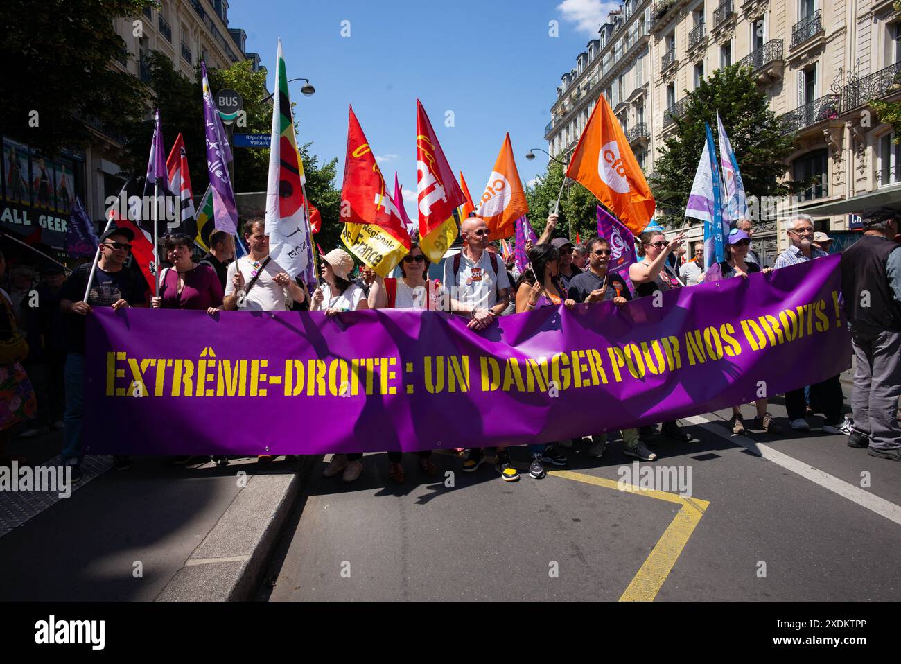 Paris, Frankreich. Juni 2024. Demonstrationen und Aufrufe zur Blockierung der extremen Rechten. Nach der unverantwortlichen Auflösung der Nationalversammlung ist die Möglichkeit, dass die extreme Rechte an die Macht kommt, jetzt sehr real. Ihre vorrangige Obsession besteht darin, die Rechte und Freiheiten eines großen Teils der Bevölkerung zu untergraben: Frauen, rassisierte, behinderte Menschen, Trans- und LGBTQIA-Menschen, Migranten, Mädchen und Kinder in Paris Frankreich am 23. Juni 2024. Foto: Pierrick Villette/ABACAPRESS. COM Credit: Abaca Press/Alamy Live News Stockfoto