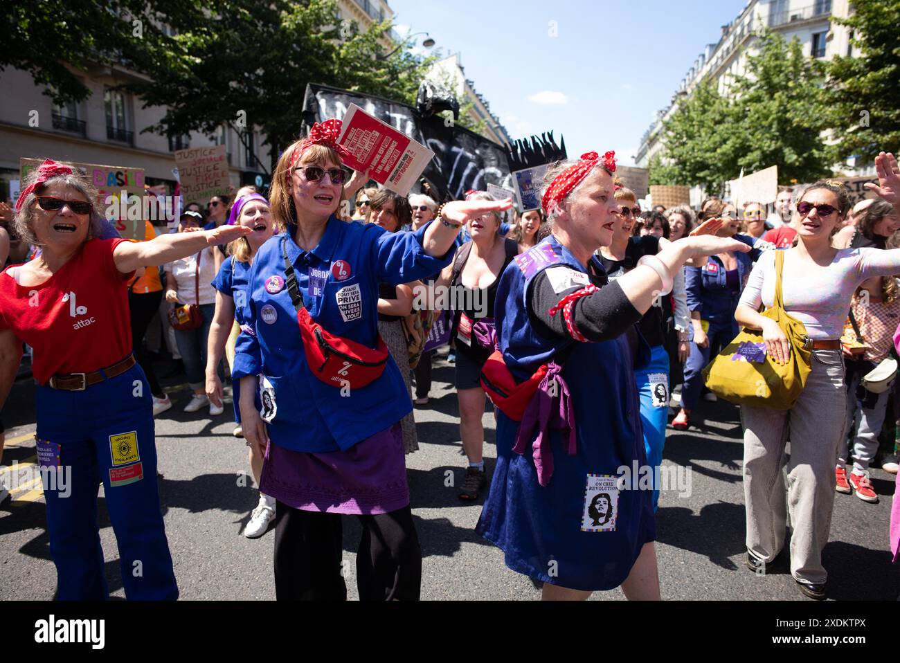 Paris, Frankreich. Juni 2024. Demonstrationen und Aufrufe zur Blockierung der extremen Rechten. Nach der unverantwortlichen Auflösung der Nationalversammlung ist die Möglichkeit, dass die extreme Rechte an die Macht kommt, jetzt sehr real. Ihre vorrangige Obsession besteht darin, die Rechte und Freiheiten eines großen Teils der Bevölkerung zu untergraben: Frauen, rassisierte, behinderte Menschen, Trans- und LGBTQIA-Menschen, Migranten, Mädchen und Kinder in Paris Frankreich am 23. Juni 2024. Foto: Pierrick Villette/ABACAPRESS. COM Credit: Abaca Press/Alamy Live News Stockfoto