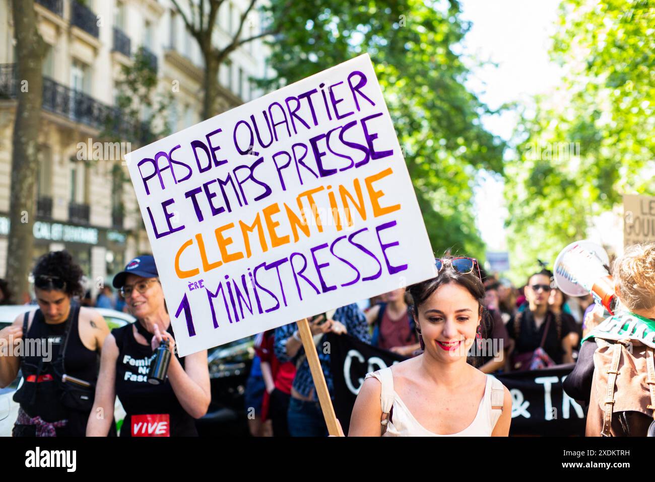 Paris, Frankreich. Juni 2024. Demonstrationen und Aufrufe zur Blockierung der extremen Rechten. Nach der unverantwortlichen Auflösung der Nationalversammlung ist die Möglichkeit, dass die extreme Rechte an die Macht kommt, jetzt sehr real. Ihre vorrangige Obsession besteht darin, die Rechte und Freiheiten eines großen Teils der Bevölkerung zu untergraben: Frauen, rassisierte, behinderte Menschen, Trans- und LGBTQIA-Menschen, Migranten, Mädchen und Kinder in Paris Frankreich am 23. Juni 2024. Foto: Pierrick Villette/ABACAPRESS. COM Credit: Abaca Press/Alamy Live News Stockfoto