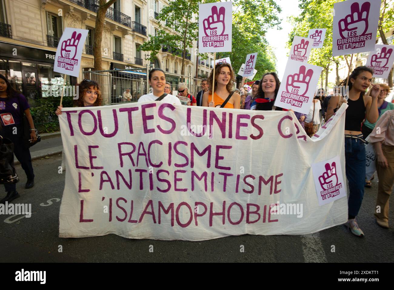Paris, Frankreich. Juni 2024. Demonstrationen und Aufrufe zur Blockierung der extremen Rechten. Nach der unverantwortlichen Auflösung der Nationalversammlung ist die Möglichkeit, dass die extreme Rechte an die Macht kommt, jetzt sehr real. Ihre vorrangige Obsession besteht darin, die Rechte und Freiheiten eines großen Teils der Bevölkerung zu untergraben: Frauen, rassisierte, behinderte Menschen, Trans- und LGBTQIA-Menschen, Migranten, Mädchen und Kinder in Paris Frankreich am 23. Juni 2024. Foto: Pierrick Villette/ABACAPRESS. COM Credit: Abaca Press/Alamy Live News Stockfoto