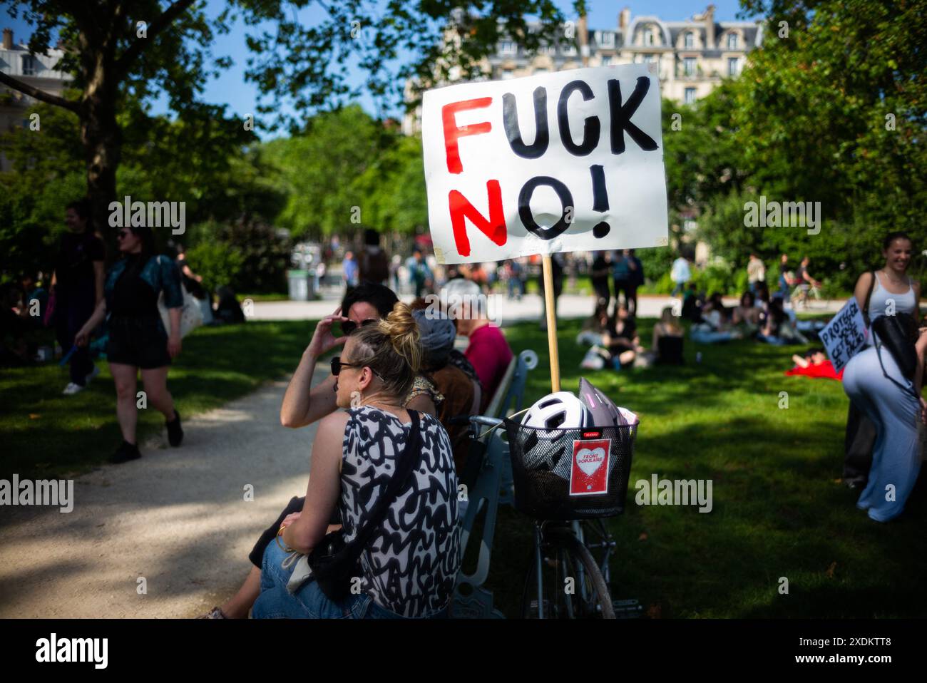 Paris, Frankreich. Juni 2024. Demonstrationen und Aufrufe zur Blockierung der extremen Rechten. Nach der unverantwortlichen Auflösung der Nationalversammlung ist die Möglichkeit, dass die extreme Rechte an die Macht kommt, jetzt sehr real. Ihre vorrangige Obsession besteht darin, die Rechte und Freiheiten eines großen Teils der Bevölkerung zu untergraben: Frauen, rassisierte, behinderte Menschen, Trans- und LGBTQIA-Menschen, Migranten, Mädchen und Kinder in Paris Frankreich am 23. Juni 2024. Foto: Pierrick Villette/ABACAPRESS. COM Credit: Abaca Press/Alamy Live News Stockfoto