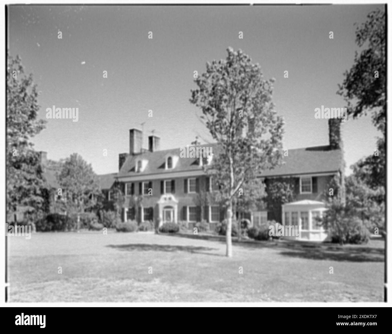 Mr. Und Mrs. H.O. Frelinghuysen, Wohnsitz in Far Hills, New Jersey. Eingangsfassade. Gottscho-Schleisner Kollektion Stockfoto