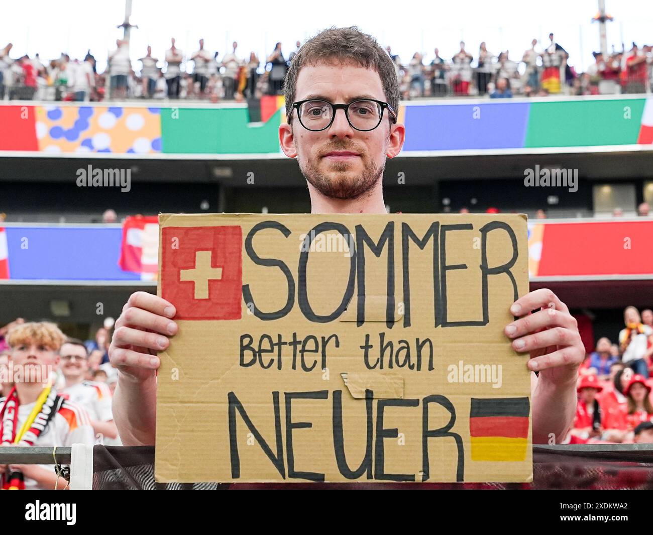 Frankfurt, Deutschland. Juni 2024. Frankfurt, Deutschland, 23. Juni 2024: Schweizer Fan mit Zeichen Sommer besser als neuer während der UEFA EURO 2024 Germany Group A Spiel zwischen der Schweiz und Deutschland in der Frankfurt Arena in Frankfurt, Deutschland. (Daniela Porcelli/SPP) Credit: SPP Sport Press Photo. /Alamy Live News Stockfoto
