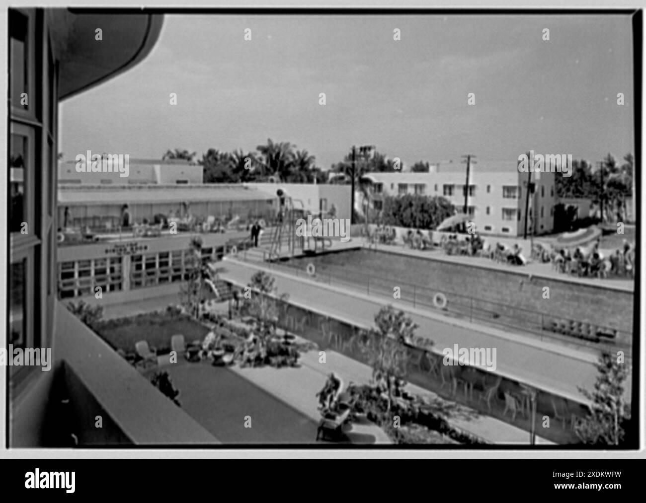 Albion Hotel, Lincoln Rd., Miami Beach, Florida. Blick auf Pool und Terrasse II. Gottscho-Schleisner-Sammlung Stockfoto