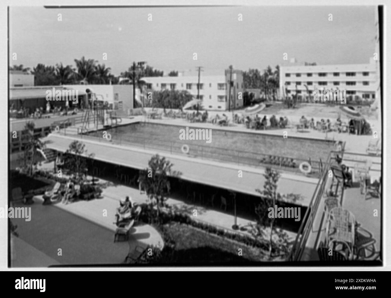 Albion Hotel, Lincoln Rd., Miami Beach, Florida. Blick auf Pool und Terrasse I. Gottscho-Schleisner-Sammlung Stockfoto