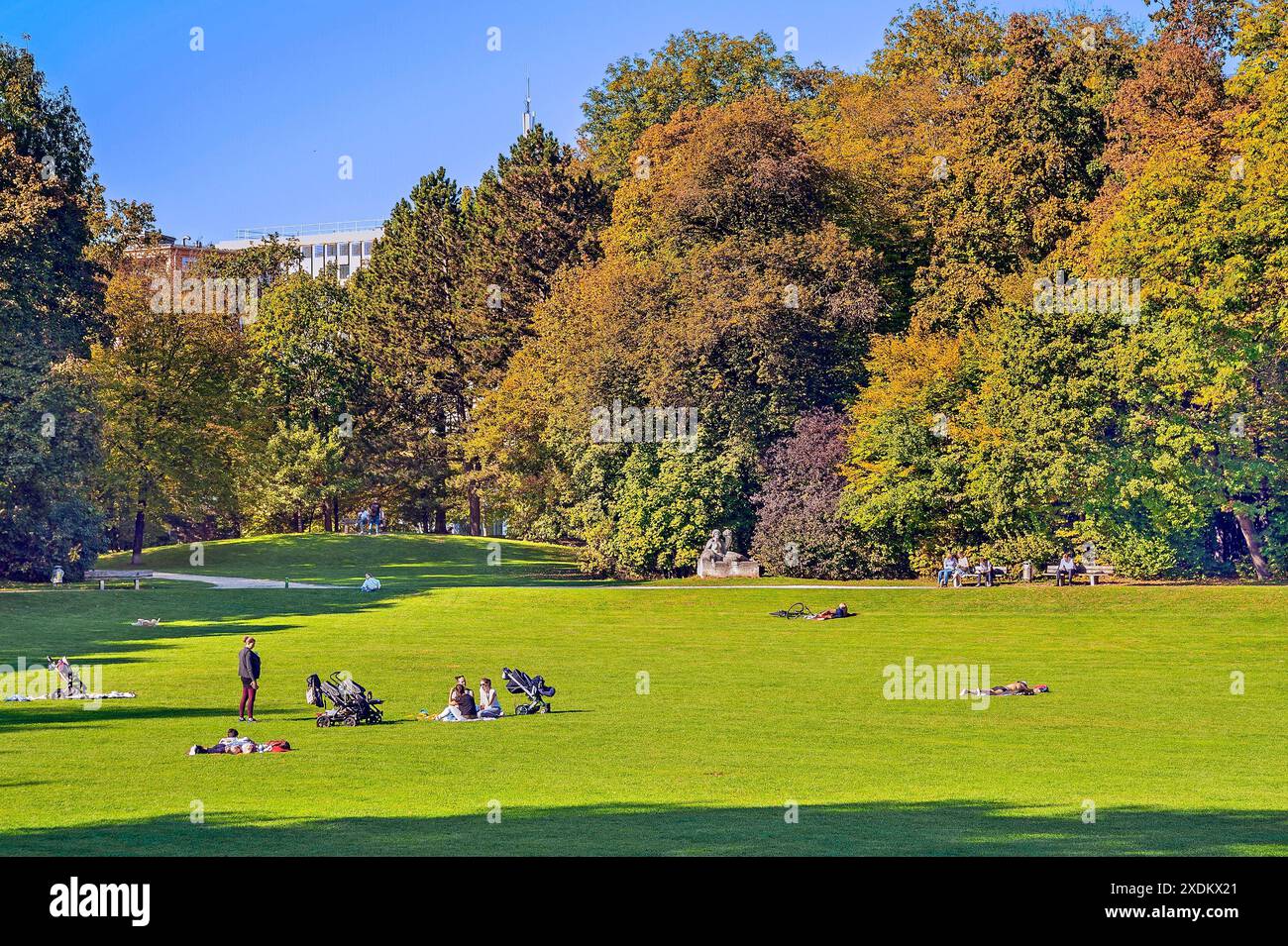 Besucher sonnen sich im Bavariapark, München, Oberbayern, Bayern, Deutschland Stockfoto