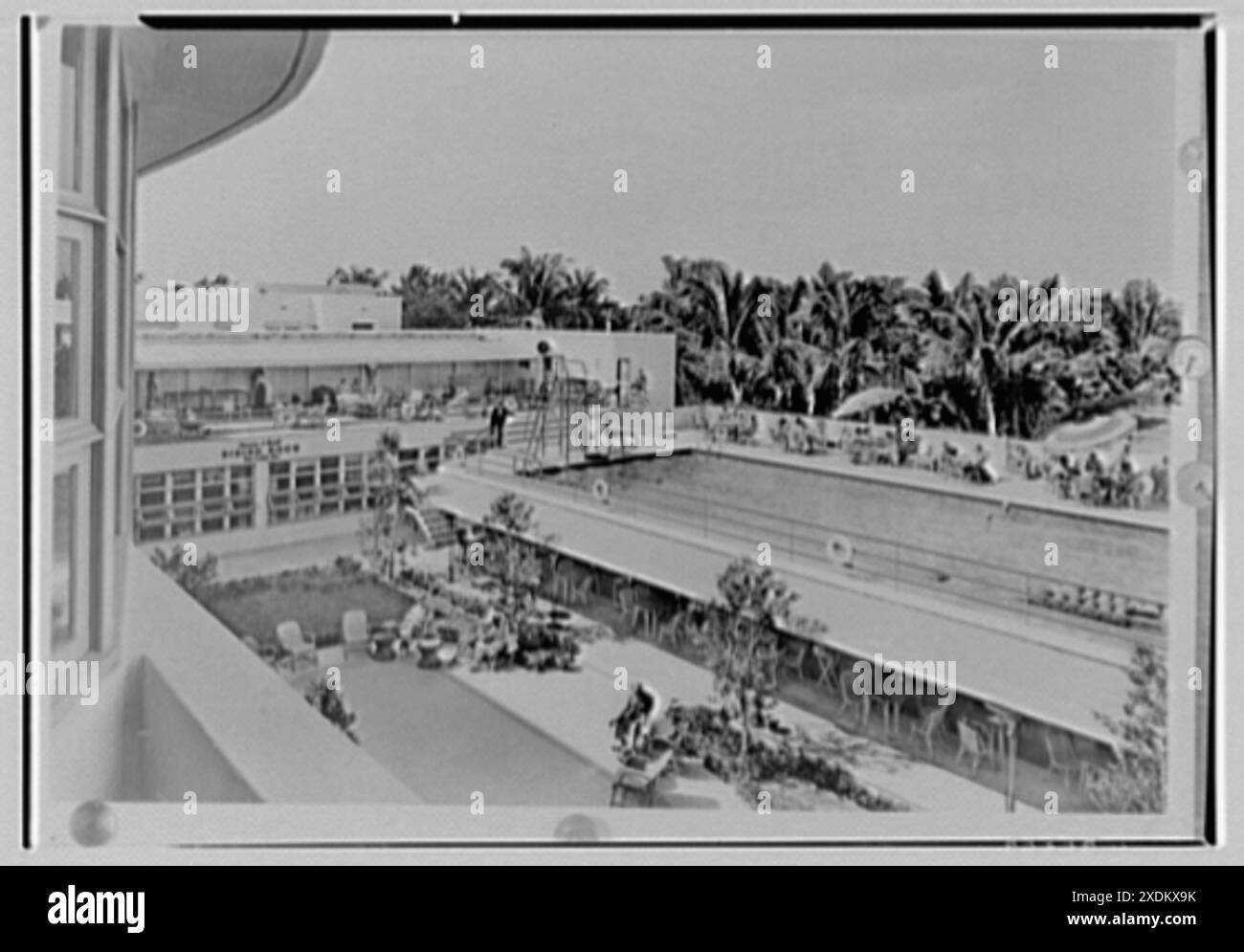 Albion Hotel, Lincoln Rd., Miami Beach, Florida. Blick auf Pool und Terrasse II. Gottscho-Schleisner-Sammlung Stockfoto