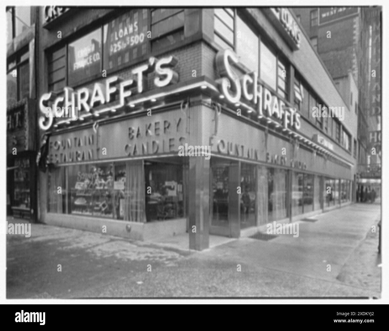 Schrafft's, 49th St. und 6th Ave. Außenansicht. Gottscho-Schleisner Kollektion Stockfoto