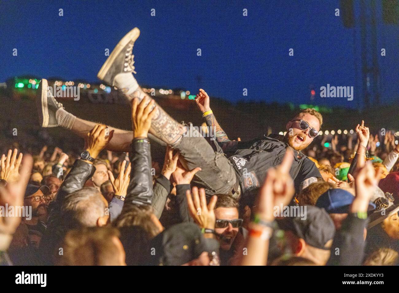 Kopenhagen, Dänemark - 19.6,2024: Festivalbesucher Crowdsurfen beim ...