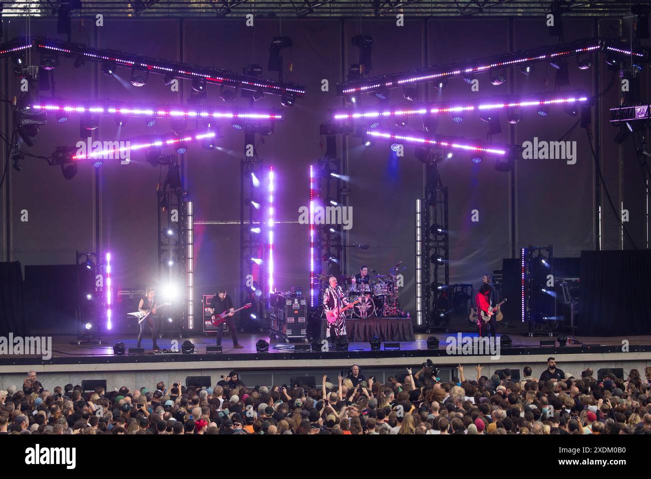 Billy Corgan (Sänger), Jimmy Chamberlin (Schlagzeuger) und James IHA (Gitarrist) von The Smashing Pumpkins Live On the World Is a Vampire Tour im The Stockfoto