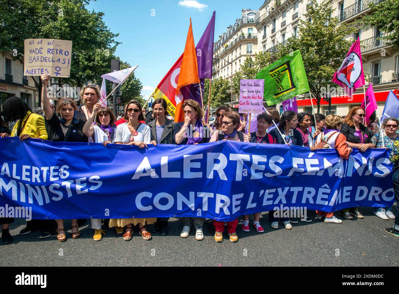 Paris, Frankreich. Juni 2024. Demonstrationen und Aufrufe zur Blockierung der extremen Rechten. Nach der unverantwortlichen Auflösung der Nationalversammlung ist die Möglichkeit, dass die extreme Rechte an die Macht kommt, jetzt sehr real. Ihre vorrangige Obsession besteht darin, die Rechte und Freiheiten eines großen Teils der Bevölkerung zu untergraben: Frauen, rassisierte, behinderte Menschen, Trans- und LGBTQIA-Menschen, Migranten, Mädchen und Kinder in Paris Frankreich am 23. Juni 2024. Foto: Denis Prezat/ABACAPRESS. COM Credit: Abaca Press/Alamy Live News Stockfoto