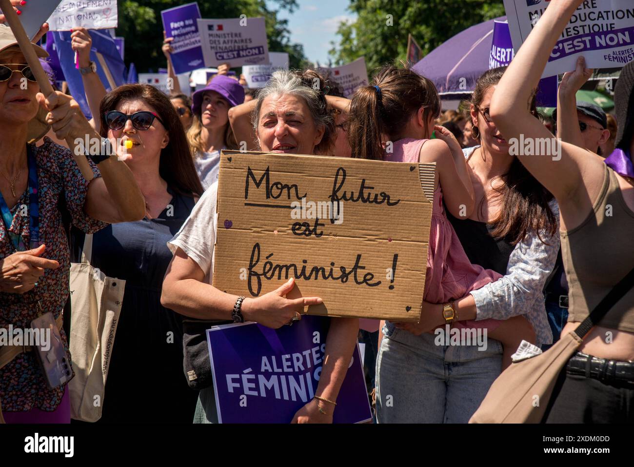 Paris, Frankreich. Juni 2024. Demonstrationen und Aufrufe zur Blockierung der extremen Rechten. Nach der unverantwortlichen Auflösung der Nationalversammlung ist die Möglichkeit, dass die extreme Rechte an die Macht kommt, jetzt sehr real. Ihre vorrangige Obsession besteht darin, die Rechte und Freiheiten eines großen Teils der Bevölkerung zu untergraben: Frauen, rassisierte, behinderte Menschen, Trans- und LGBTQIA-Menschen, Migranten, Mädchen und Kinder in Paris Frankreich am 23. Juni 2024. Foto: Denis Prezat/ABACAPRESS. COM Credit: Abaca Press/Alamy Live News Stockfoto