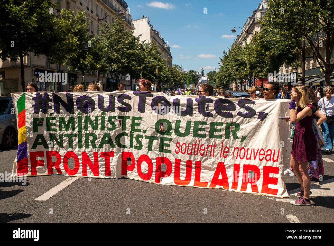 Paris, Frankreich. Juni 2024. Demonstrationen und Aufrufe zur Blockierung der extremen Rechten. Nach der unverantwortlichen Auflösung der Nationalversammlung ist die Möglichkeit, dass die extreme Rechte an die Macht kommt, jetzt sehr real. Ihre vorrangige Obsession besteht darin, die Rechte und Freiheiten eines großen Teils der Bevölkerung zu untergraben: Frauen, rassisierte, behinderte Menschen, Trans- und LGBTQIA-Menschen, Migranten, Mädchen und Kinder in Paris Frankreich am 23. Juni 2024. Foto: Denis Prezat/ABACAPRESS. COM Credit: Abaca Press/Alamy Live News Stockfoto