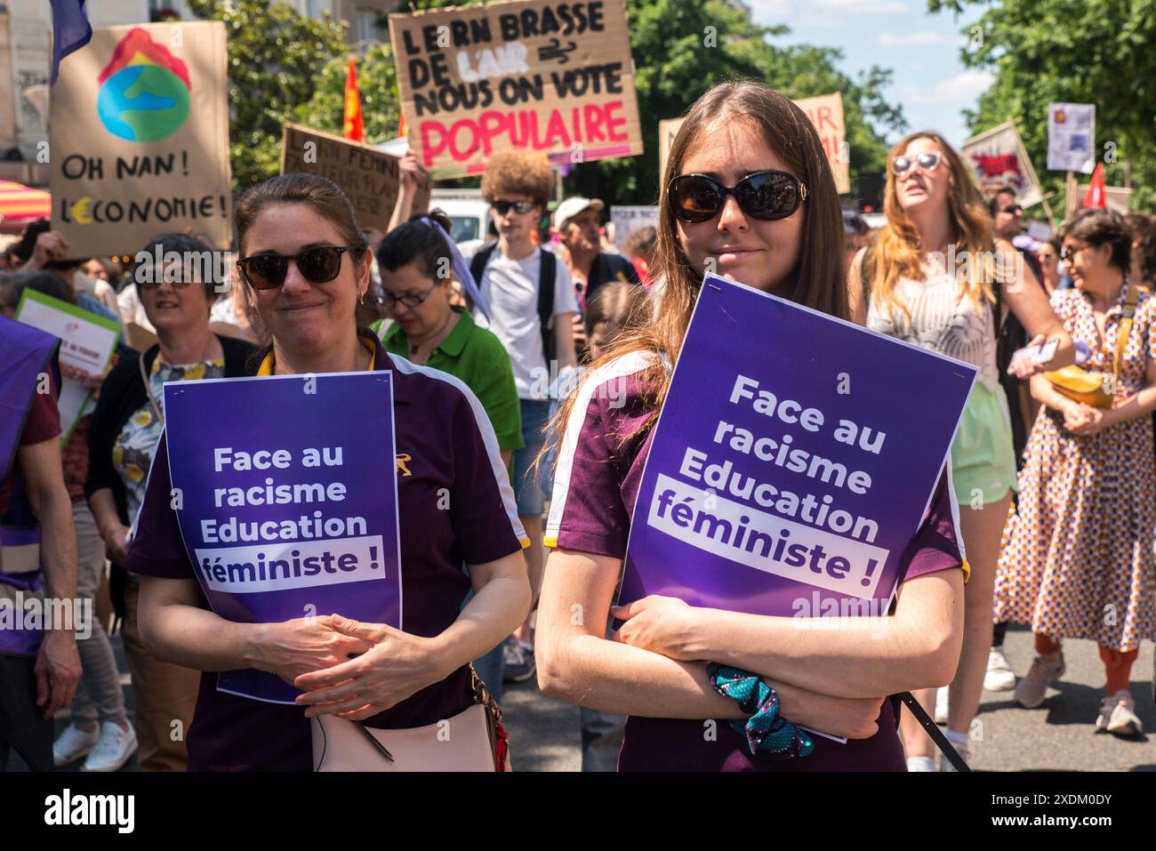 Paris, Frankreich. Juni 2024. Demonstrationen und Aufrufe zur Blockierung der extremen Rechten. Nach der unverantwortlichen Auflösung der Nationalversammlung ist die Möglichkeit, dass die extreme Rechte an die Macht kommt, jetzt sehr real. Ihre vorrangige Obsession besteht darin, die Rechte und Freiheiten eines großen Teils der Bevölkerung zu untergraben: Frauen, rassisierte, behinderte Menschen, Trans- und LGBTQIA-Menschen, Migranten, Mädchen und Kinder in Paris Frankreich am 23. Juni 2024. Foto: Denis Prezat/ABACAPRESS. COM Credit: Abaca Press/Alamy Live News Stockfoto