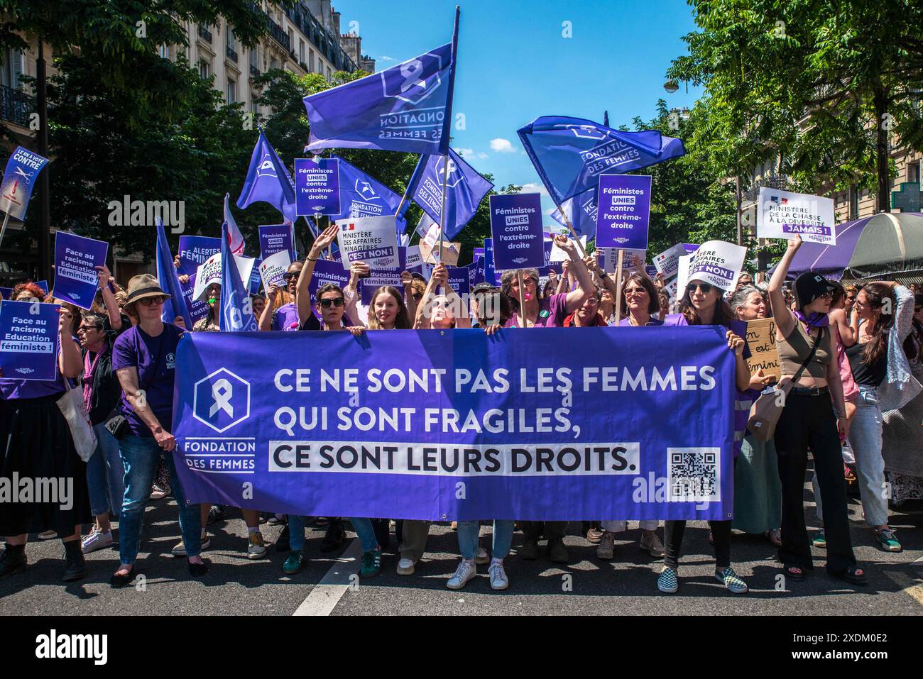 Paris, Frankreich. Juni 2024. Demonstrationen und Aufrufe zur Blockierung der extremen Rechten. Nach der unverantwortlichen Auflösung der Nationalversammlung ist die Möglichkeit, dass die extreme Rechte an die Macht kommt, jetzt sehr real. Ihre vorrangige Obsession besteht darin, die Rechte und Freiheiten eines großen Teils der Bevölkerung zu untergraben: Frauen, rassisierte, behinderte Menschen, Trans- und LGBTQIA-Menschen, Migranten, Mädchen und Kinder in Paris Frankreich am 23. Juni 2024. Foto: Denis Prezat/ABACAPRESS. COM Credit: Abaca Press/Alamy Live News Stockfoto