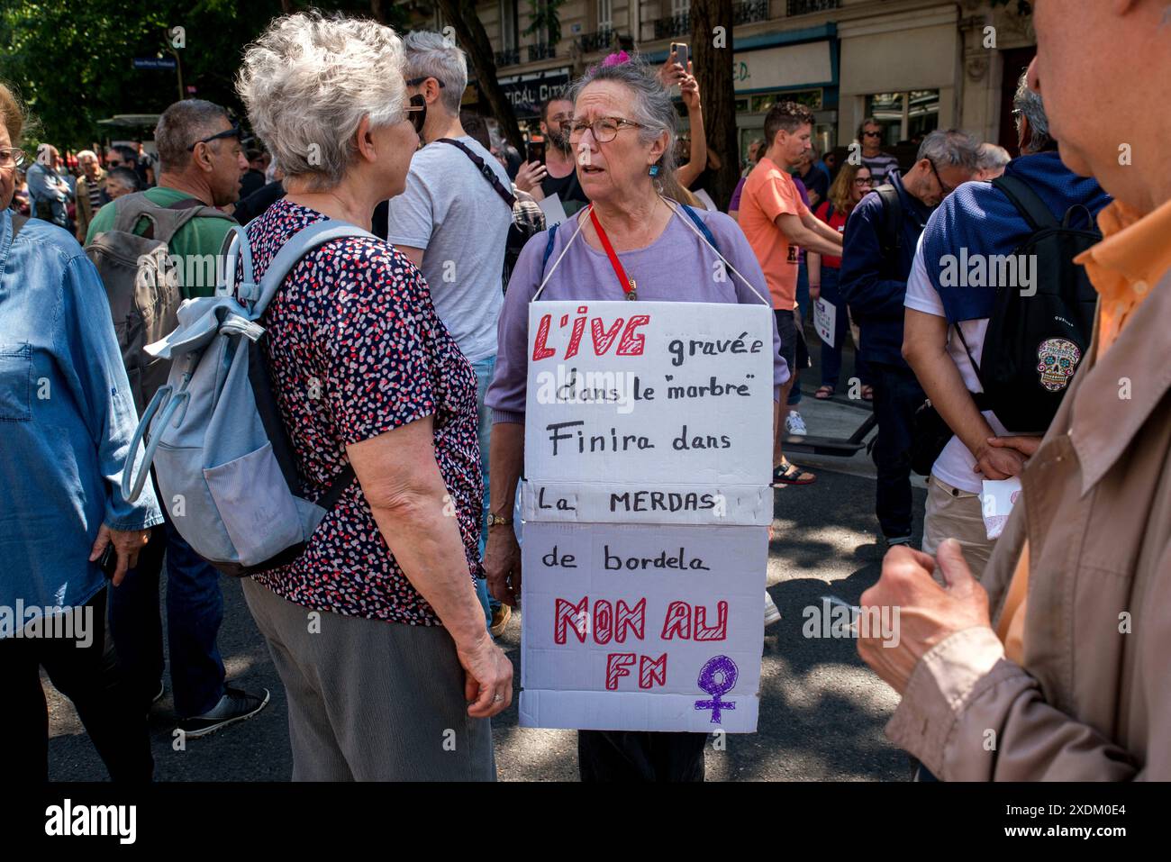 Paris, Frankreich. Juni 2024. Demonstrationen und Aufrufe zur Blockierung der extremen Rechten. Nach der unverantwortlichen Auflösung der Nationalversammlung ist die Möglichkeit, dass die extreme Rechte an die Macht kommt, jetzt sehr real. Ihre vorrangige Obsession besteht darin, die Rechte und Freiheiten eines großen Teils der Bevölkerung zu untergraben: Frauen, rassisierte, behinderte Menschen, Trans- und LGBTQIA-Menschen, Migranten, Mädchen und Kinder in Paris Frankreich am 23. Juni 2024. Foto: Denis Prezat/ABACAPRESS. COM Credit: Abaca Press/Alamy Live News Stockfoto