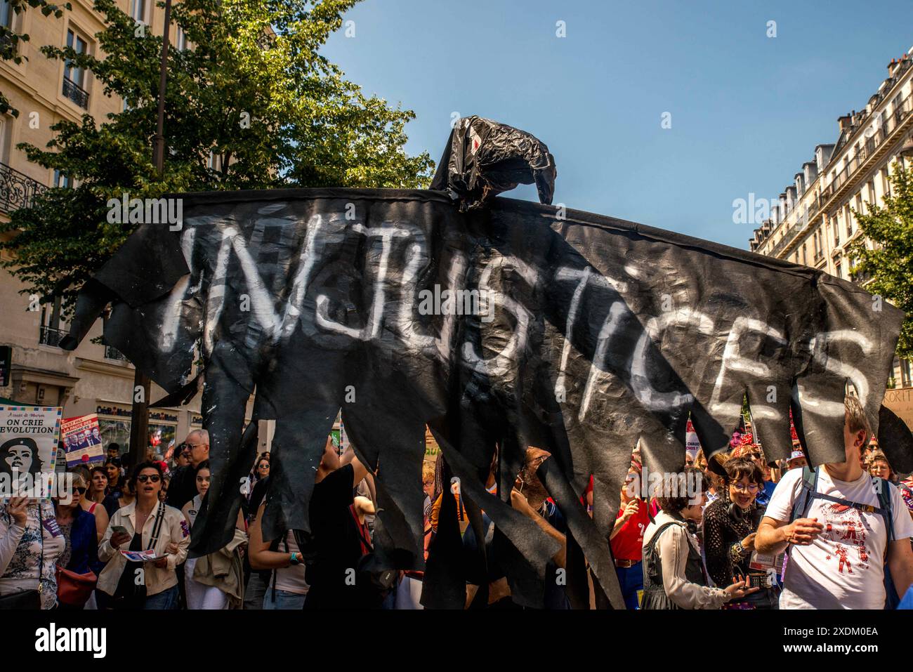 Paris, Frankreich. Juni 2024. Demonstrationen und Aufrufe zur Blockierung der extremen Rechten. Nach der unverantwortlichen Auflösung der Nationalversammlung ist die Möglichkeit, dass die extreme Rechte an die Macht kommt, jetzt sehr real. Ihre vorrangige Obsession besteht darin, die Rechte und Freiheiten eines großen Teils der Bevölkerung zu untergraben: Frauen, rassisierte, behinderte Menschen, Trans- und LGBTQIA-Menschen, Migranten, Mädchen und Kinder in Paris Frankreich am 23. Juni 2024. Foto: Denis Prezat/ABACAPRESS. COM Credit: Abaca Press/Alamy Live News Stockfoto