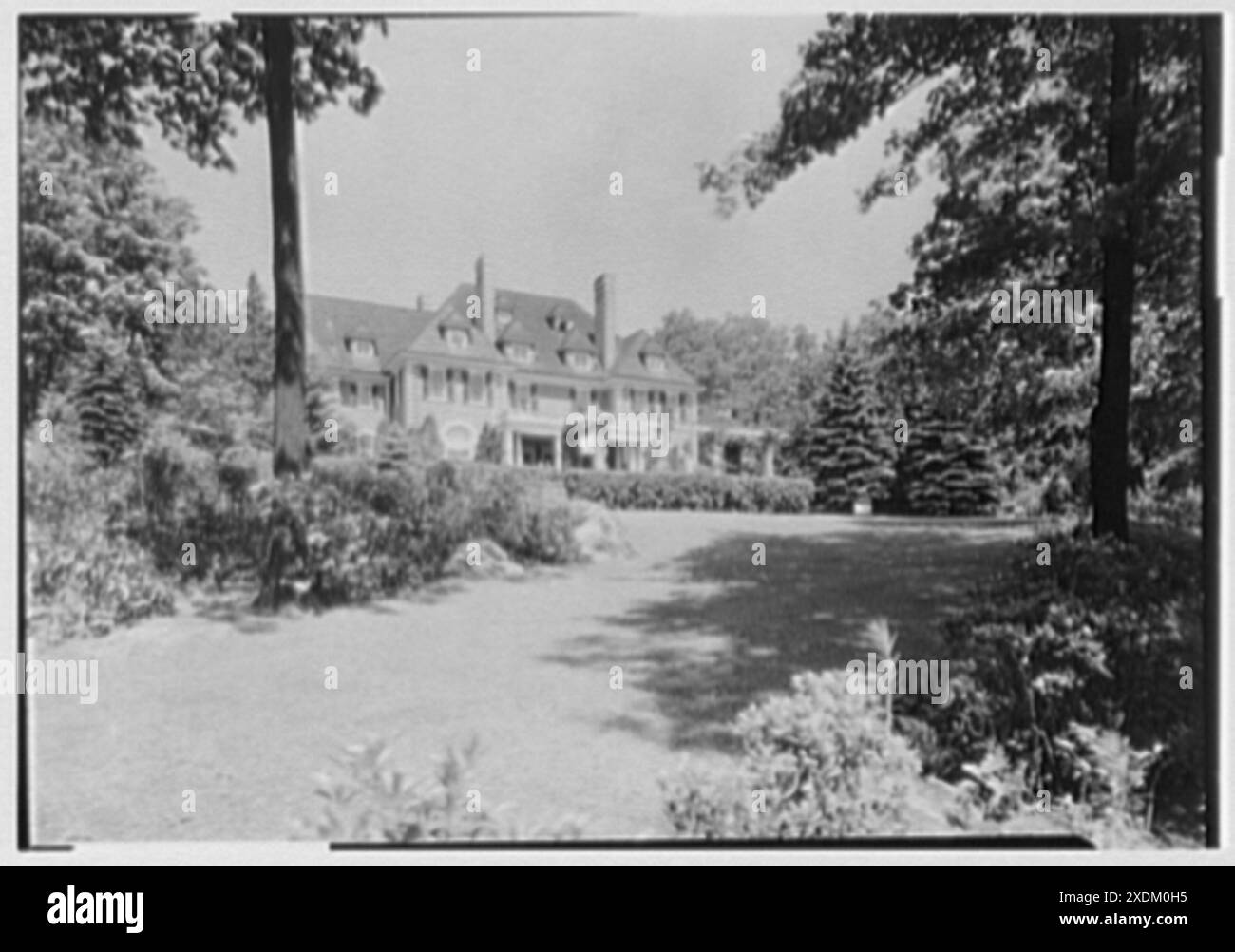 George St. George, Wohnsitz im Tuxedo Park, New York. Haus aus Osten. Gottscho-Schleisner Kollektion Stockfoto