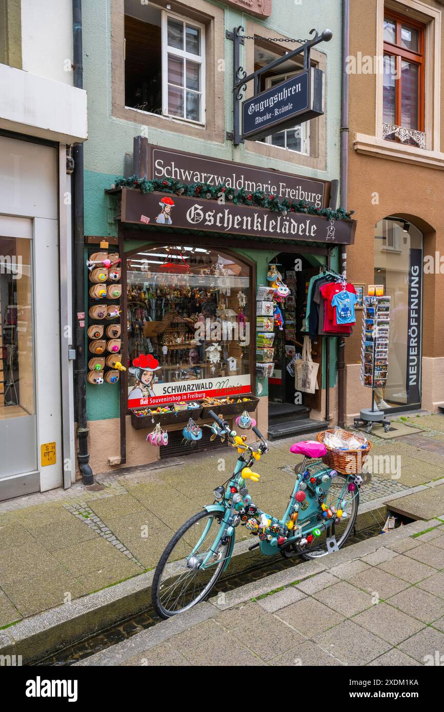 Traditioneller Souvenirladen mit Artikeln aus dem Schwarzwald im historischen Stadtzentrum von Freiburg im Breisgau, Baden-Württemberg Stockfoto