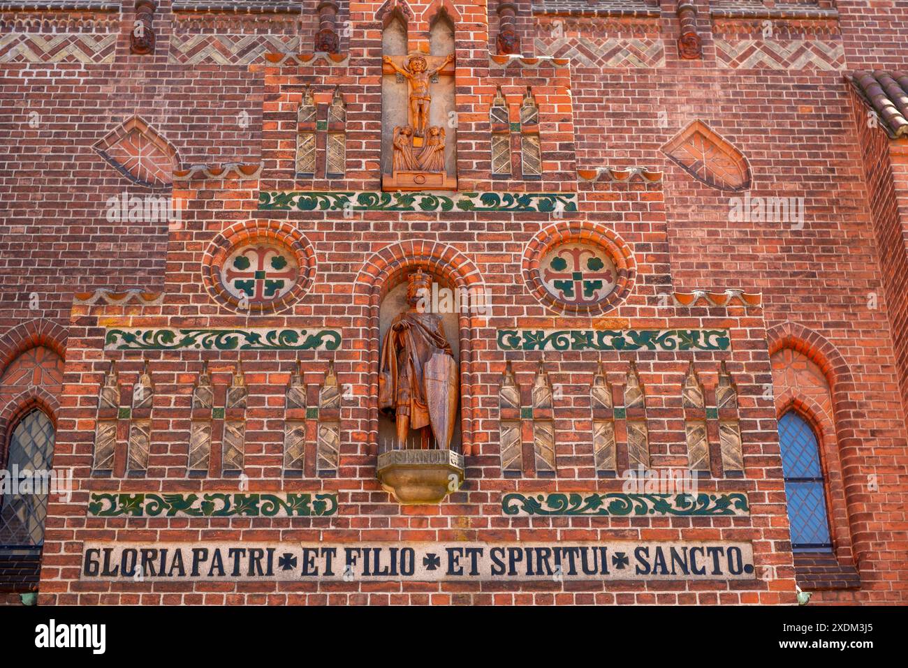 Odense, frühgotische St. Albani-Kirche, römisch-katholische Kirche, Eingangsportal, Backsteinbau, lateinische Inschrift, Statuen, Fyn, Fyn Island, Dänemark Stockfoto