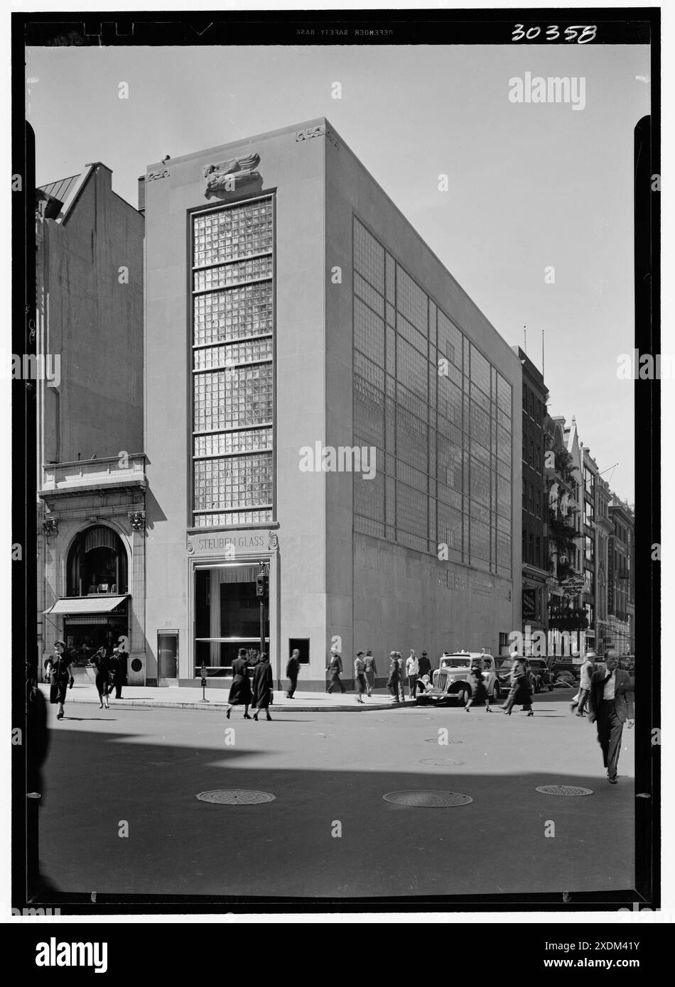 Steuben Glass, Geschäftssitz 718 5th Avenue, New York City. Außenansicht, allgemeine Ansicht. Gottscho-Schleisner Kollektion Stockfoto
