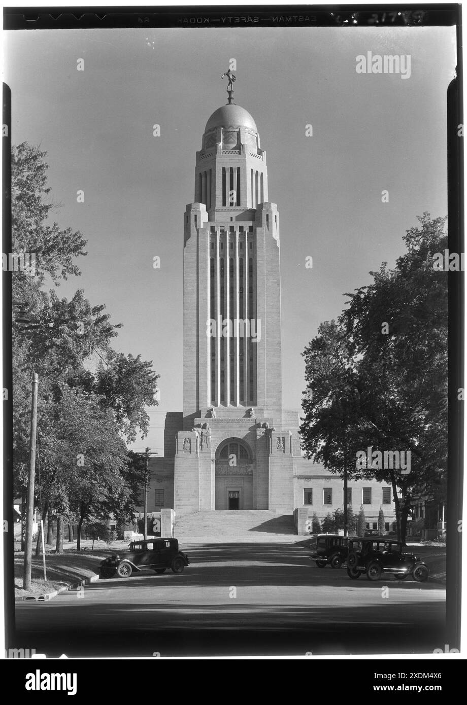 Nebraska State Capitol, Lincoln, Nebraska. Turm mit Nordfassade, vertikal, 21. Juni, 17:30 Uhr. Gottscho-Schleisner Kollektion Stockfoto