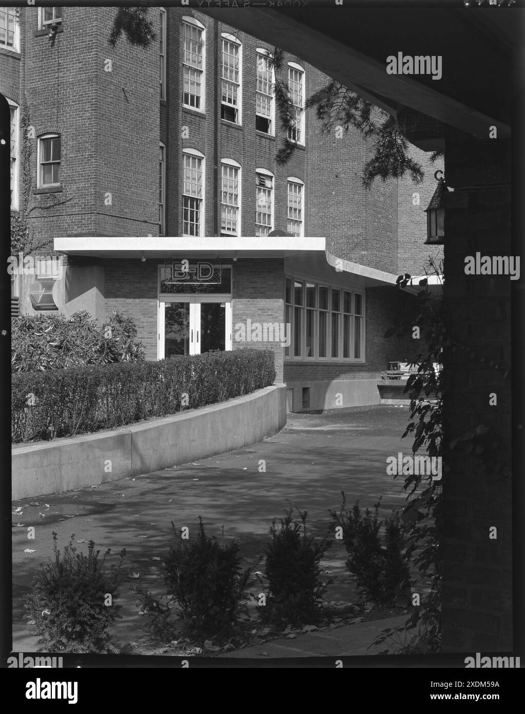 Becton Dickinson, East Rutherford, New Jersey. Eingangsdetails. Gottscho-Schleisner Kollektion Stockfoto